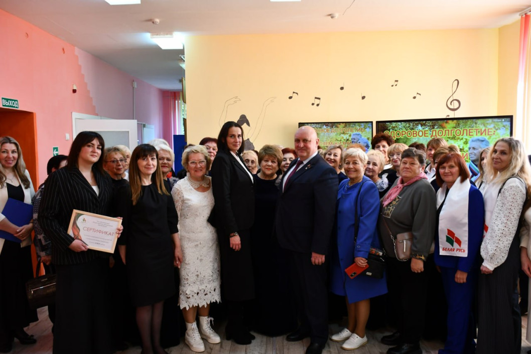 Председатель областного Совета депутатов, председатель областной организации общественного объединения «Белая Русь Дмитрий Демидов вручил центру социального обслуживания населения Городокского района интерактивную сенсорную систему и умную колонку