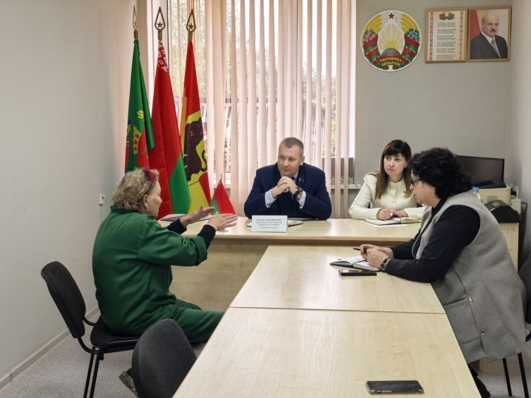 Депутат Палаты представителей Национального собрания Республики Беларусь Андрей Балыш провел личный прием граждан и «прямую телефонную линию» в Межанском сельском Совете депутатов.