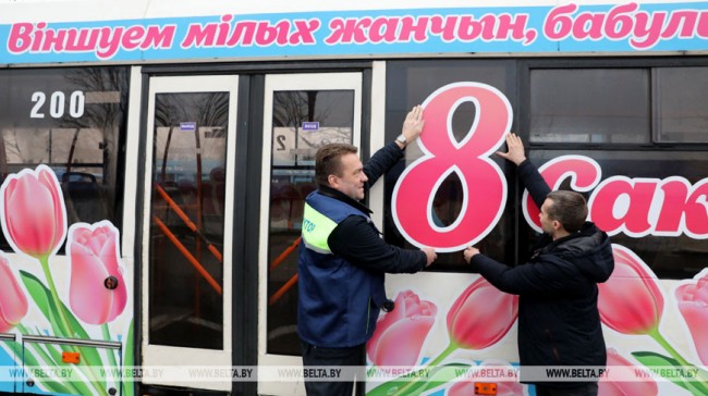 Святочны тралейбус курсіруе па вуліцах Віцебска
