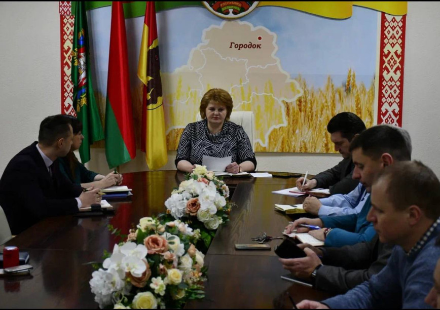 Старшыня Гарадоцкага райвыканкама Ірына Палякова правяла аператыўную нараду, на якой былі разгледжаны пытанні арганізацыі ўборкі снегу на тэрыторыі раёна ва ўмовах неспрыяльных метэаралагічных з'яў