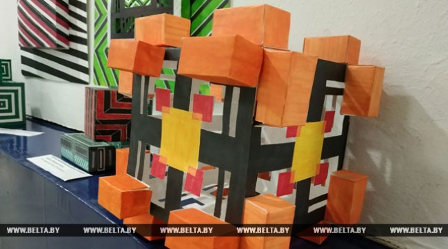 Арт-аб'екты на аснове куба-квадрата прадставілі школьнікі на выстаўцы ў Віцебску 
