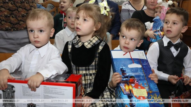 Выхаванцы Віцебскага дзіцячага дома атрымалі падарункі з "Навагодняй ёлкі жаданняў"
