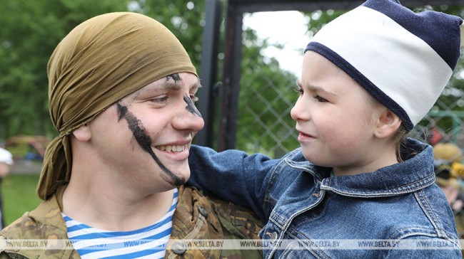 Віцебскія дэсантнікі павіншавалі выхаванцаў дзіцячага дома з Днём абароны дзяцей
