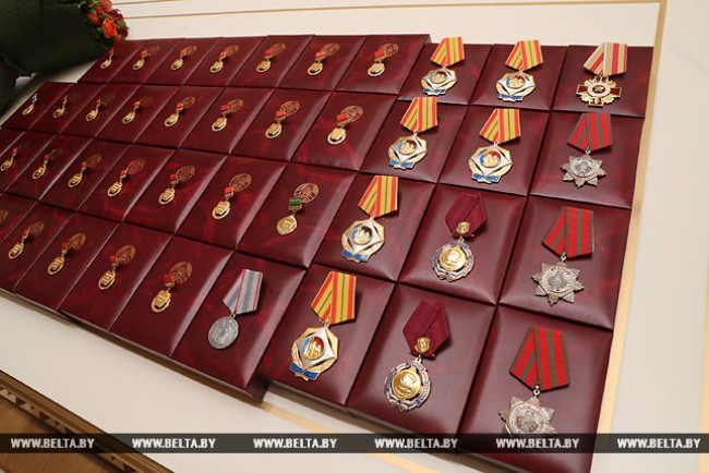 "Ваш поспех - прыклад сапраўднага патрыятызму" - Лукашэнка ўручыў дзяржузнагароды работнікам розных сфер
